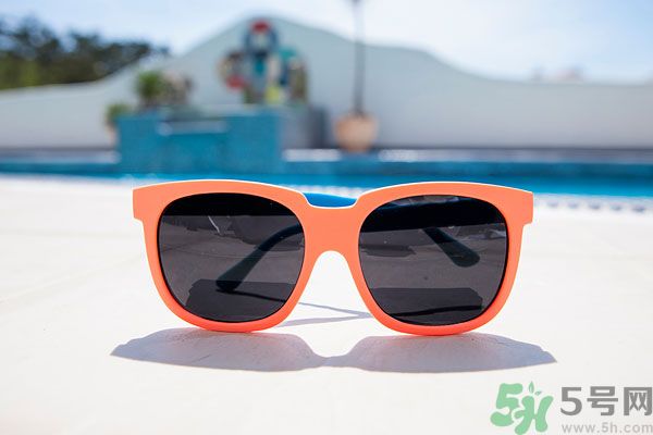 怎樣防止眼睛曬傷？怎樣挑選防曬眼鏡？