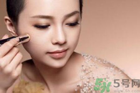 額頭出油是什么原因？額頭出油怎么辦？