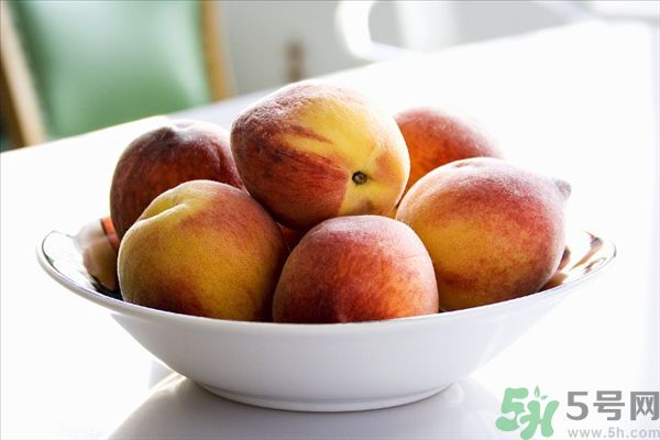 桃子上有紅點(diǎn)能吃嗎？桃子上有黑點(diǎn)可以吃嗎？