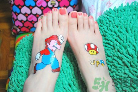 腳背上長(zhǎng)水泡很癢怎么辦？腳背上長(zhǎng)水泡是怎么回事？