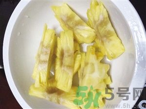 菠蘿里面發(fā)黑是為什么？發(fā)黑的菠蘿能吃嗎？