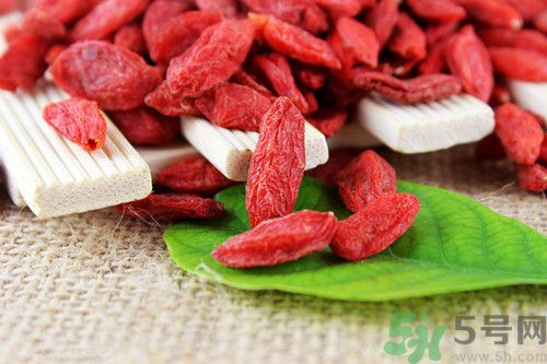 枸杞泡水喝會(huì)上火嗎?枸杞泡水喝的功效與作用? 枸杞泡水喝會(huì)上火嗎?枸杞泡水喝的功效與作用?