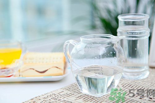 炒菜用白醋還是米醋好？白醋可以用來(lái)炒菜嗎？