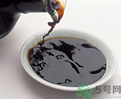 炒菜用白醋還是米醋好？白醋可以用來(lái)炒菜嗎？