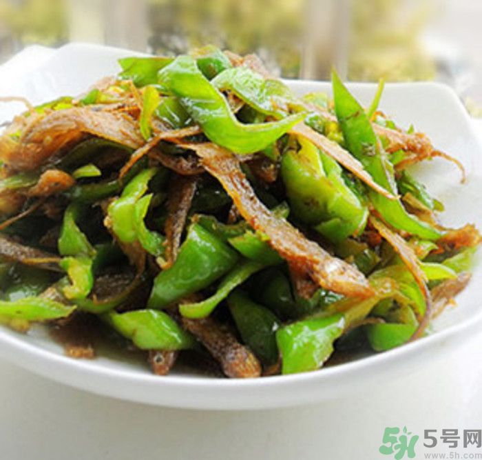油燜干魚怎么做的？干魚怎么炒好吃？