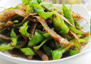 油燜干魚怎么做的？干魚怎么炒好吃？