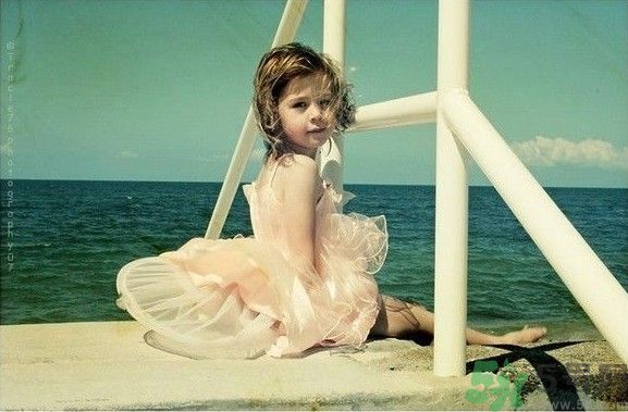 男童ktv熊抱強吻陪唱小姐是怎么回事？如何加強孩子的品德修養(yǎng)？