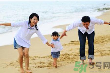 男童ktv熊抱強吻陪唱小姐是怎么回事？如何加強孩子的品德修養(yǎng)？