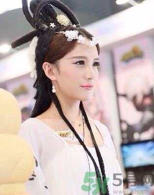 陜西最美媽媽是誰？陜西最美媽媽當(dāng)街哺乳被棄女嬰是怎么回事？