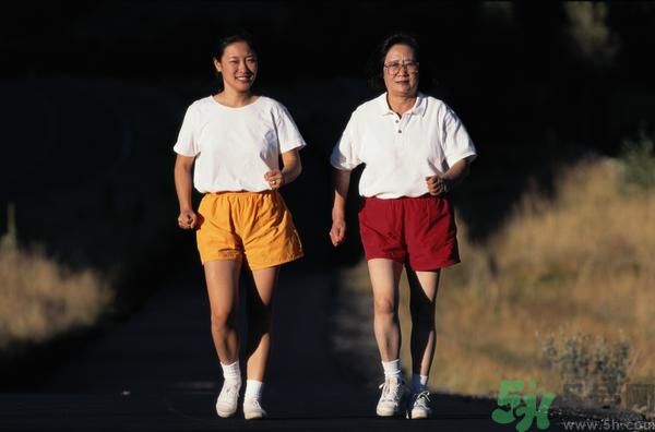 大伯仰頭喝可樂(lè)四肢癱瘓是怎么回事？喝可樂(lè)真的會(huì)癱瘓嗎？