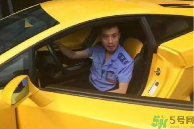 開蘭博基尼上下班的人是誰？開蘭博基尼上下班開的是哪輛公交車？