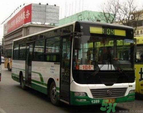 開蘭博基尼上下班的人是誰？開蘭博基尼上下班開的是哪輛公交車？