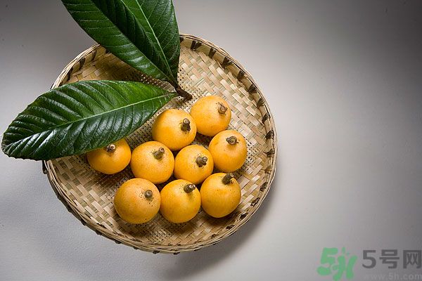 枇杷能跟百合一起煮嗎？ 枇杷能和銀耳一起煮嗎？