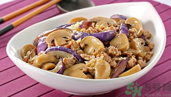茄子可以炒蘑菇嗎？茄子炒蘑菇吃好嗎？