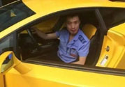 開蘭博基尼上下班的人是誰？開蘭博基尼上下班開的是哪輛公交車？