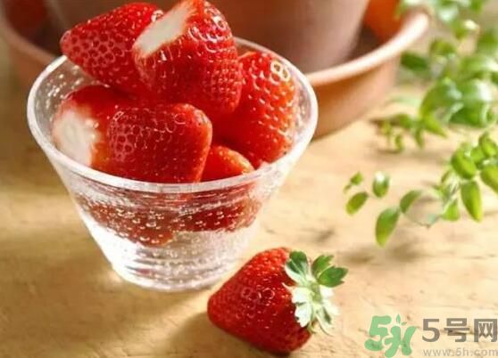 楊梅可以和草莓一起吃嗎？楊梅能和草莓一起吃嗎？