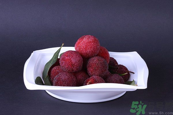 吃楊梅時可以喝茶嗎？吃楊梅時喝茶有什么壞處？