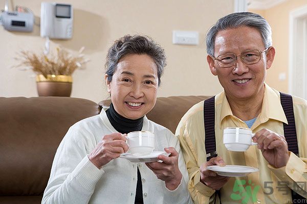 吃楊梅時可以喝茶嗎？吃楊梅時喝茶有什么壞處？