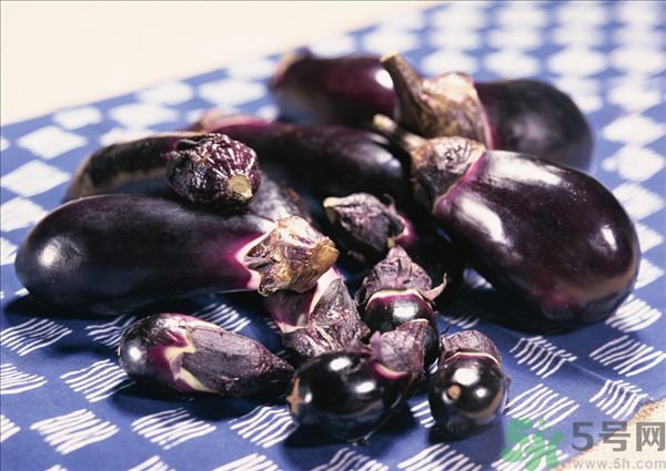 茄子里面發(fā)棕色能吃嗎？茄子里面有褐色能吃嗎？