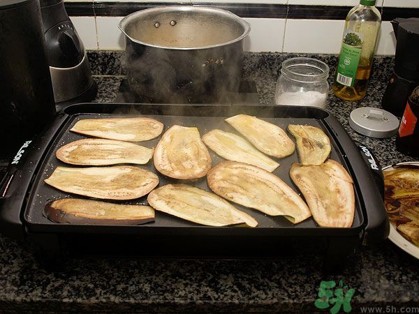 茄子里面發(fā)棕色能吃嗎？茄子里面有褐色能吃嗎？