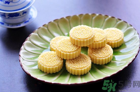 吃綠豆糕能喝啤酒嗎？吃綠豆糕喝啤酒好不好？