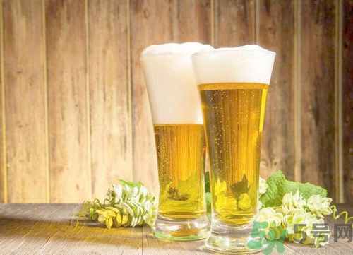 吃綠豆糕能喝啤酒嗎？吃綠豆糕喝啤酒好不好？