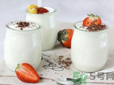 吃綠豆糕可以喝酸奶嗎？吃綠豆糕喝酸奶好不好？