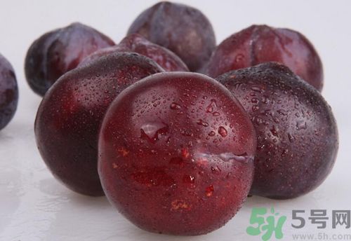 李子紅色甜還是黑色甜？李子黑色的比較甜嗎？