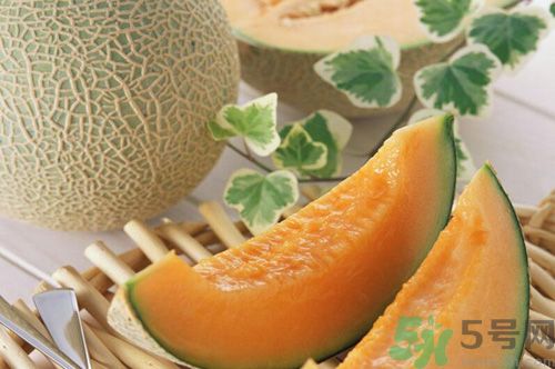 吃哈密瓜可以喝可樂(lè)嗎？喝可樂(lè)可以吃哈密瓜嗎？