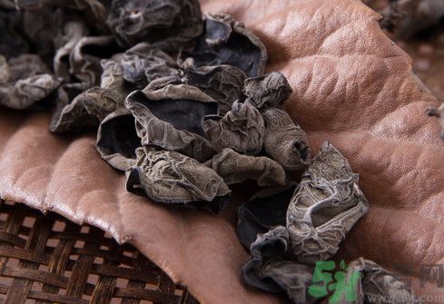 地皮菜可以和木耳一吃嗎?地皮菜能和木耳同吃嗎? 地皮菜可以和木耳一吃嗎?地皮菜能和木耳同吃嗎?