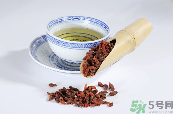 泡枸杞要用開水嗎？泡枸杞的水越熱越好嗎？