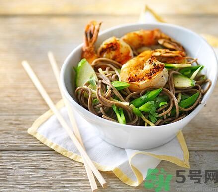 生菜可以和蝦一起吃嗎？生菜和蝦一起吃可以嗎？