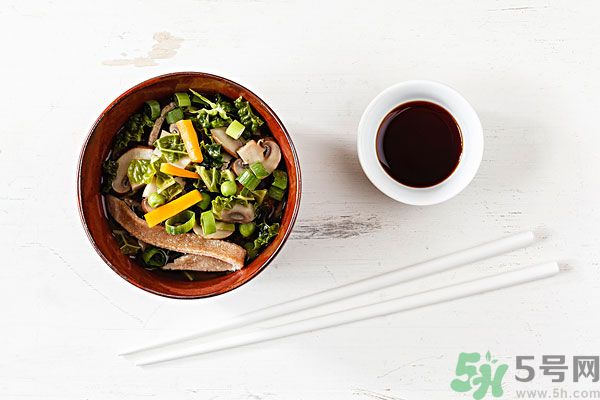 涼拌生菜放生抽還是老抽？涼拌菜放什么醬油好？