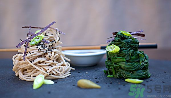 涼拌生菜放生抽還是老抽？涼拌菜放什么醬油好？
