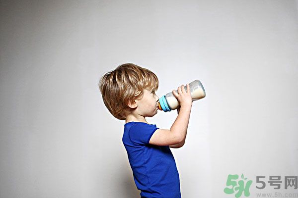 如何讓寶寶養(yǎng)成愛喝水的習(xí)慣？兒童智能水杯有啥功能？