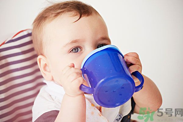 如何讓寶寶養(yǎng)成愛喝水的習(xí)慣？兒童智能水杯有啥功能？