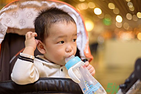 如何讓寶寶養(yǎng)成愛喝水的習(xí)慣？兒童智能水杯有啥功能？