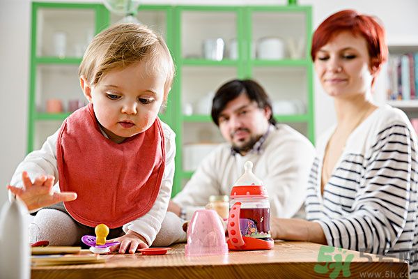 如何讓寶寶養(yǎng)成愛喝水的習(xí)慣？兒童智能水杯有啥功能？