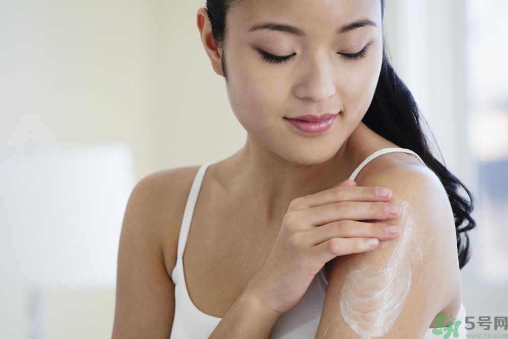 胳膊曬黑了多久能恢復(fù)？胳膊曬黑了怎么白回來(lái)？