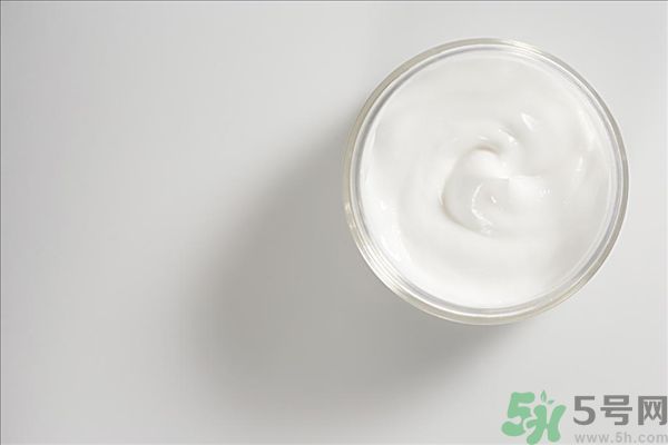 去年沒用完的防曬霜今年還能用嗎？擦護(hù)膚品直接用手取好嗎？