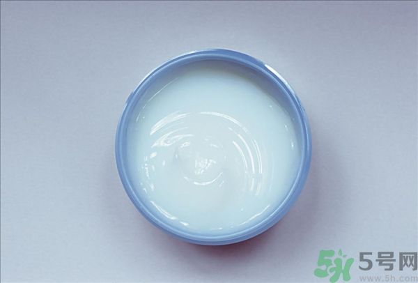 去年沒用完的防曬霜今年還能用嗎？擦護(hù)膚品直接用手取好嗎？