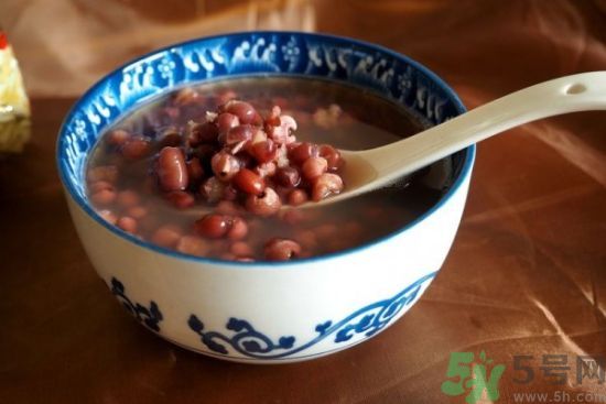 蓮子可以和薏米一起煮嗎?蓮子能和薏米同吃嗎? 蓮子可以和薏米一起煮嗎?蓮子能和薏米同吃嗎?