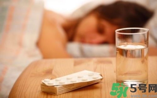 安眠藥和酒能一起吃嗎?安眠藥和酒一吃會(huì)怎樣 安眠藥和酒能一起吃嗎?安眠藥和酒一吃會(huì)怎樣