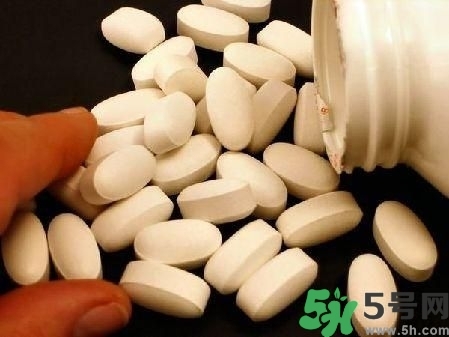 安眠藥和酒能一起吃嗎?安眠藥和酒一吃會(huì)怎樣 安眠藥和酒能一起吃嗎?安眠藥和酒一吃會(huì)怎樣