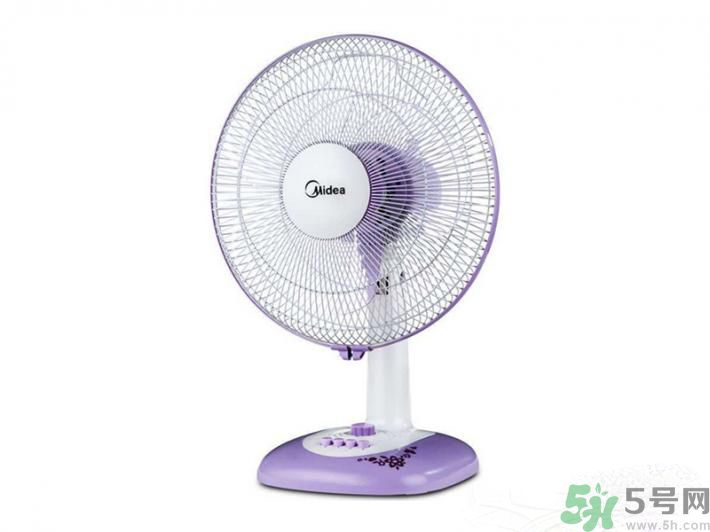 電風(fēng)扇應(yīng)該對(duì)著頭吹還是對(duì)著腳吹？電扇對(duì)著頭吹和對(duì)著腳吹哪一個(gè)更容易感冒？