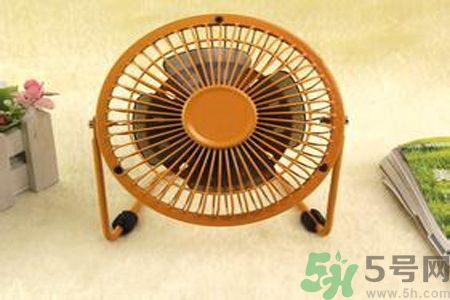 電風(fēng)扇應(yīng)該對(duì)著頭吹還是對(duì)著腳吹？電扇對(duì)著頭吹和對(duì)著腳吹哪一個(gè)更容易感冒？
