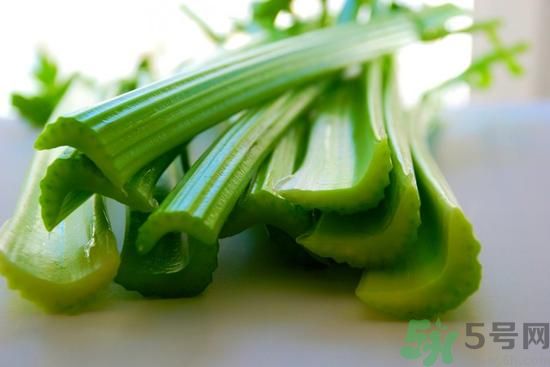 西瓜和芹菜能一起吃嗎?西瓜和芹菜一起吃會(huì)怎么樣 西瓜和芹菜能一起吃嗎?西瓜和芹菜一起吃會(huì)怎么樣