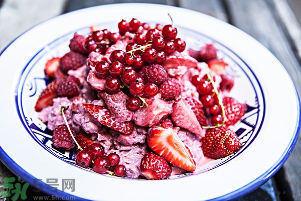 草莓和什么榨汁好喝？草莓榨汁搭配什么好？