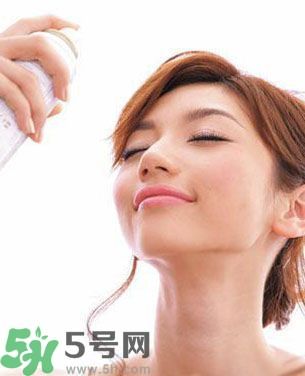夏天臉油怎么辦？臉油怎么補妝？