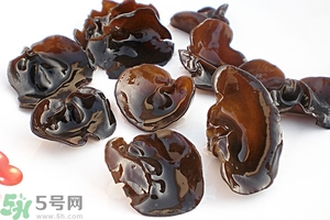 木耳能用開水泡嗎？泡木耳用熱水還是涼水好？